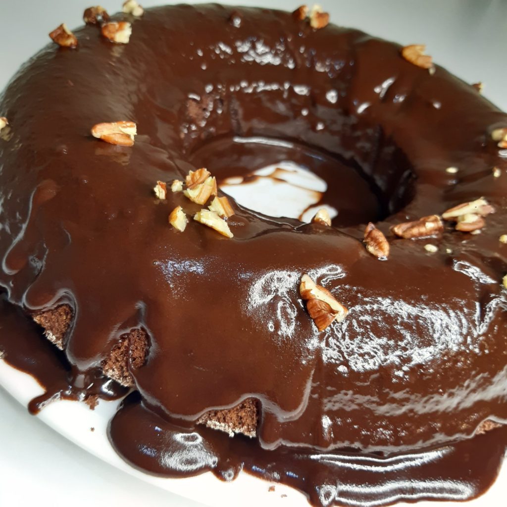 Bolo funcional de chocolate com cobertura de ganache prebiótica